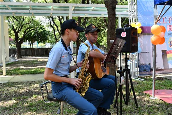 幼兒園開園, 共9張圖片