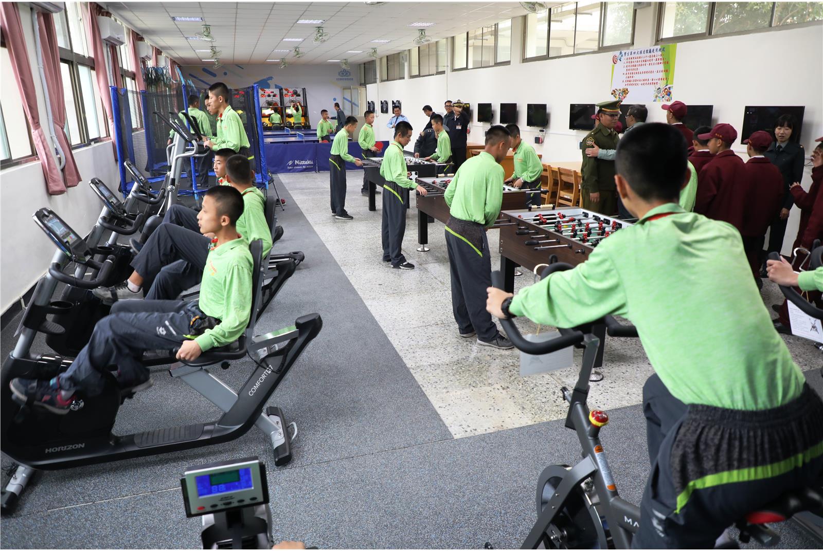 中正預校國中部新啟用的休閒健身中心，有多項運動休閒設施，成為學子下課後的新天地。（記者孫建屏攝）