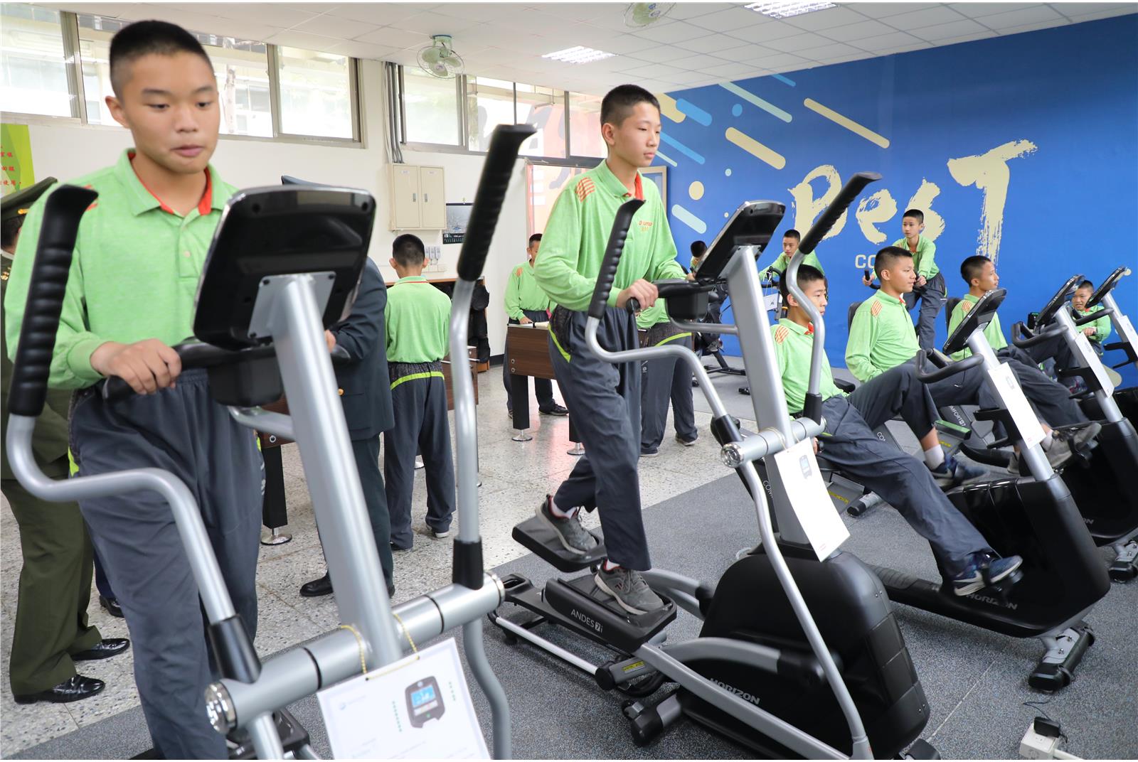 交叉訓練機等不同運動設施，讓學生養成良好的運動習慣。（記者孫建屏攝）