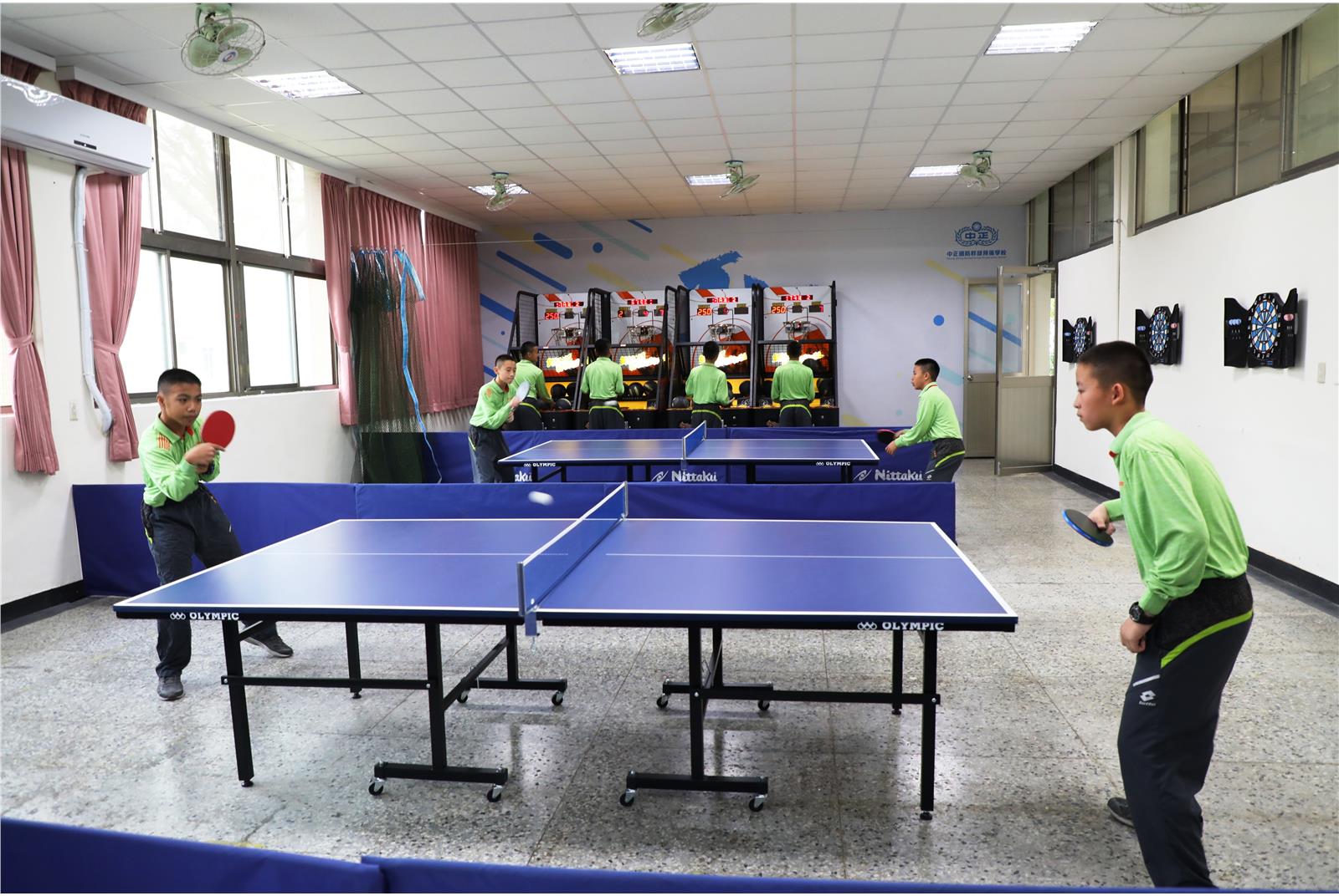 乒乓球桌、手足球台等遊憩設施，滿足學生不同喜好和興趣。（記者孫建屏攝）
