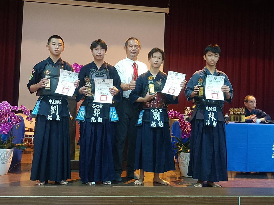 本校國中部劉祐辰、彭定豐、王士豪及徐睿晨等4位同學，由黃士銘老師領隊榮獲國中組團體積分賽冠軍，其中劉祐辰同學也再次拿下第五座個人賽冠軍獎盃, 共4張圖片